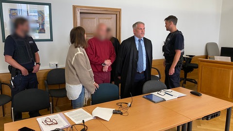 Ein Mann steht vor Gericht, weil er eine 85-Jährige in Ludwigshafen überfallen und vergewaltigt haben soll.