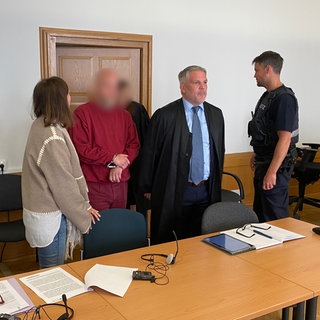 Ein Mann steht vor Gericht, weil er eine 85-Jährige in Ludwigshafen überfallen und vergewaltigt haben soll.