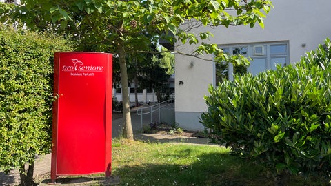 Seniorenheim Pro Seniore von außen mit Schild davor