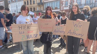 Plakate mit Aufschriften beim Protest gegen Abschiebung