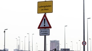 Ortsschild von Ludwigshafen am Rhein, Symbolbild für Ludwigshafens Verwaltung legt neuen Haushaltsentwurf vor