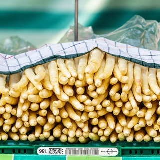 Spargel wird auf dem Wochenmarkt in einer Innenstadt angeboten. Die Spargelsaison 2025 war in der Pfalz durchwachsen.
