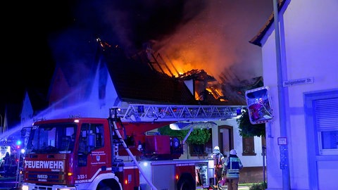 Toter wird nach Brand in Wohn- und Geschäftshaus in Römerberg gefunden. 