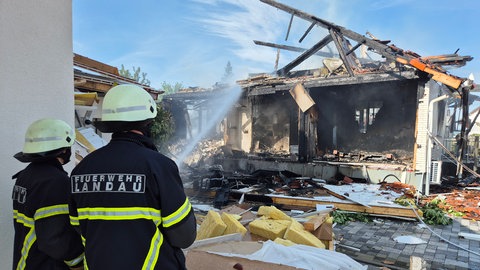 Die Feuerwehr löscht einen Brand in Landau-Dammheim. Dort war am frühen Samstag ein Haus explodiert.