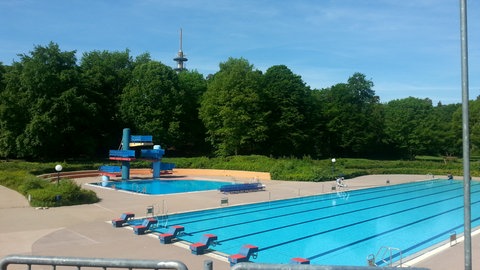 Badepark in Wörth mit Schwimmer- und Sprungbecken, menschenleer