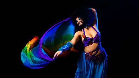Dragqueen Shrouk El Atar kommt aus Ägypten und macht Bauchtanz