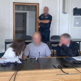 Dolmetscherin und Verteiger sprechen mit dem Angeklagtem. Im Landgericht Frankenthal werden die Plädoyers im Prozess um einen Einbruch mit Vergewaltigung und Misshandlung einer Seniorin in Ludwigshafen gesprochen.