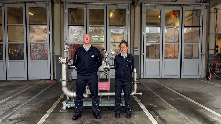Zwei Azubis vor Übungsplatz der BASF-Werkfeuerwehr 