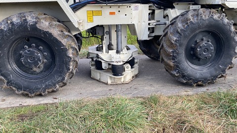 Ein Vibrotruck erzeugt durch seine Rüttelplatte Schwingungen im Boden, um den Untergrund zu erforschen.