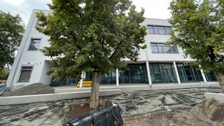Der Eingang zum Neubau der Schillerschule in Ludwigshafen.
