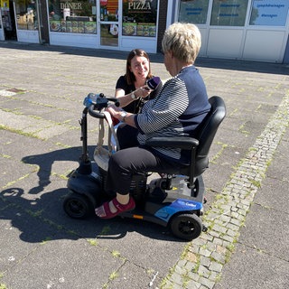 SWR-Reporterin Nancy Lau (links) unterhält sich mit einer Bürgerin aus Ludwigshafen-Gartenstadt.