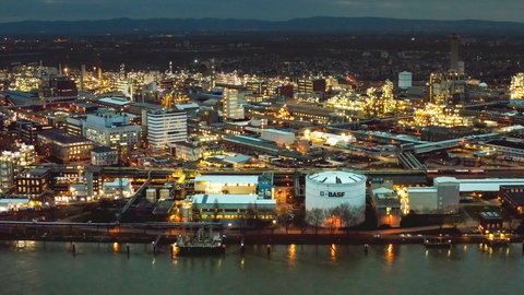 Luftaufnahme des BASF-Werkes in Ludwigshafen am Abend