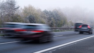 Autos fahren auf der Autobahn - unscharf. Symbolbild für Radfahrerin fährt bei Heuchelheim in der Pfalz auf der linken Spur der Autobahn