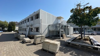Container auf dem Schulhof des Pamina-Schulzentrums in Herxheim.