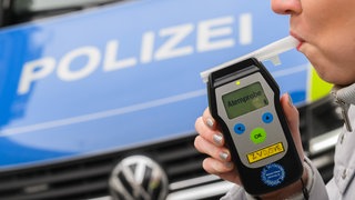 Die Landauer Polizei hat am Samstag in Annweiler eine Frau aufgegriffen, die einem Atemalkoholtest mehr als vier Promille hatte