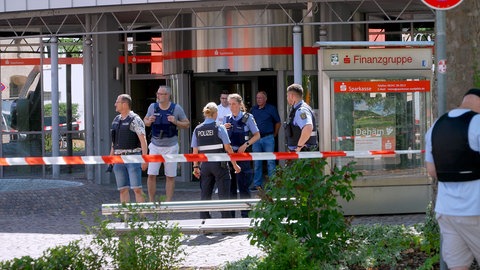 Polizisten stehen nach dem Brandanschlag vor der Sparkasse Germersheim. Der Eingangsbereich ist abgesperrt. Der Mann, der das Feuer gelegt haben soll, wird wohl nicht bestraft.