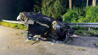 Bei Jockgrim in der Pfalz kam dieses Auto von der B9 ab und überschlug sich. Die beiden Insassen wurden schwer verletzt.