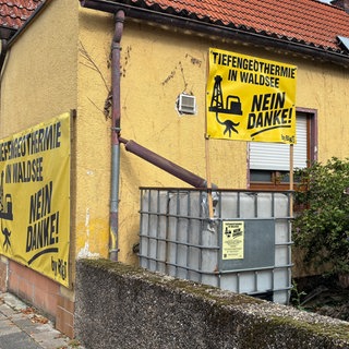 Hauswand mit Plakat gegen Geothermie in Waldsee