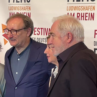 Schauspieler Rainer Bock (Mitte) auf dem "roten Teppich" beim Filmfestival Ludwigshafen. Bock hat den Preis für Schauspielkunst erhalten. 