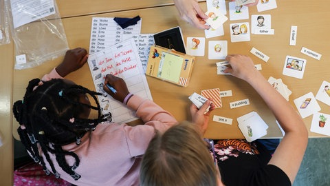 Schulkinder (Symbolbild). Positives Fazit zum Projekt der "Familiengrundschulzentren" in Ludwigshafen.