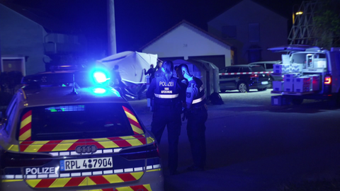 Polizisten stehen an einem abgesperrten Tatort in Ludwigshafen-Maudach. Dort ist in der Nacht auf Samstag ein Mann erschossen worden.