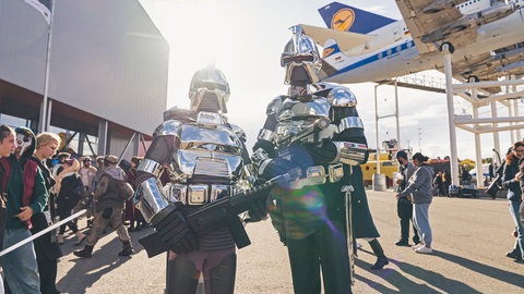 Zwei als Zylonen aus Battlestar Galactica verkleidete Science Fiction Fans posieren im Technikmuseum Speyer