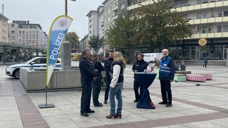 Am Berliner Platz in Ludwigshafen hat die Polizei am Montag über Sicherheitsaspekte informiert.