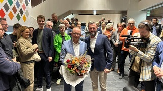 Blettner (CDU) mit Blumen, Konkurrent Gotter (SPD) hat dem nächsten Oberbürgermeister von Ludwigshafen gratuliert.