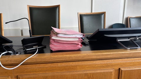 Prozessakten liegen auf einem Richter-Tisch 