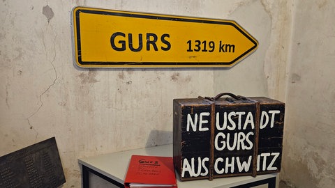 Deportation nach Gurs: In der Pfalz gibt es viele Gedenkstätten, wie diese, an denen an das Schicksal der nach Südfrankreich verbrachten Jüdinnen und Juden erinnert wird. Der gepackte Koffer mit Ortsnamen zeigt den Deporationsweg.