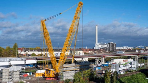 Der Raupenkran an der Westbrücke in Ludwigshafen 