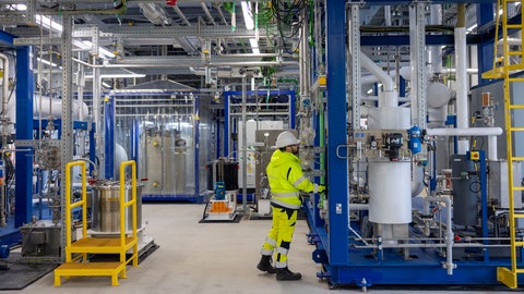 Ein Mitarbeiter von Vulcan Energy steht in einem Versuchslabor. Künftig soll in Frankfurt-Höchst Lithium aus Landau weiterverarbeitet werden. 