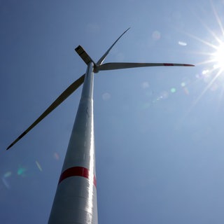 eine Windkraftanlage von unten, Symbolbild für Meckenheim will Windkraftanlagen so hoch wie Fernmeldeturm