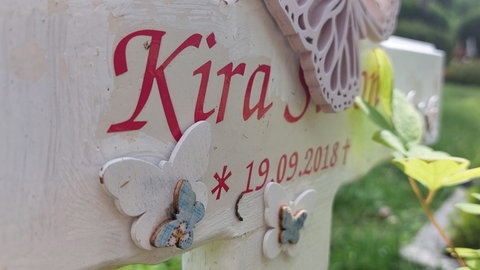 Ein Grab eines Sternenkindes (Symbolbild): Auf dem Neustadter Hauptfriedhof gibt es zum ersten Mal eine Gedenkfeier für Sternenkinder. 