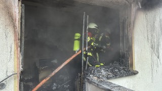 In einem Einfamilienhaus in Germersheim hat es gebrannt. Die Feuerwehr war mehrere Stunden mit Löscharbeiten beschäftigt.