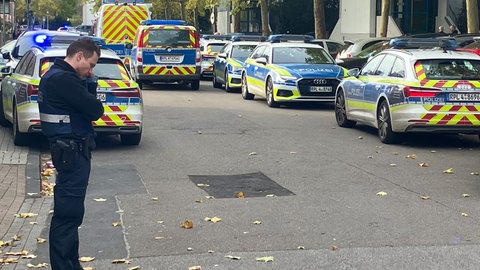 Die Polizei koordiniert die Durchsuchungsaktion an einer Realschule in Ludwigshafen, nachdem Zeugen an der Schule eine bewaffnete Person gesehen hatten. Die Karolina-Burger-Realschule könnte demnächst eventuell Videoüberwachung bekommen.