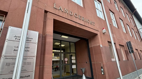 Das Landgericht Frankenthal von außen. Hier beginnt der Prozess gegen eine 17-jährige Schülerin aus Ludwigshafen, die ihre Lehrerin mit einem Messer bedroht haben soll.