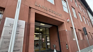 Das Landgericht Frankenthal von außen. Hier beginnt der Prozess gegen eine 17-jährige Schülerin aus Ludwigshafen, die ihre Lehrerin mit einem Messer bedroht haben soll.