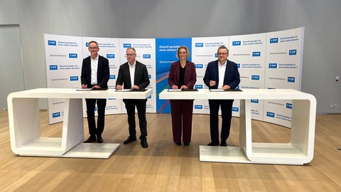 Der Vorstand des Chemiekonzerns BASF in Ludwigshafen unterzeichnet die Standortvereinbarung. Sie schließt betriebsbedingte Kündigungen bis Ende 2028 aus.