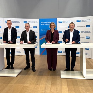 Der Vorstand des Chemiekonzerns BASF in Ludwigshafen unterzeichnet die Standortvereinbarung. Sie schließt betriebsbedingte Kündigungen bis Ende 2028 aus.