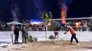 Beim Knutfest in Weidenthal wurden wieder die WM im Weihnachtsbaumwerfen veranstaltet