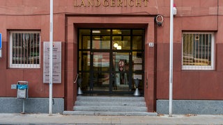 Das Landgericht Frankenthal von außen - Symbolbild: Eine 17-jährige Schülerin muss nach einem Messerangriff auf ihre Lehrerin an der Karolina-Burger Realschule nicht ins Gefängnis sondern in eine Psychiatrie.