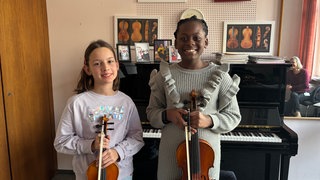 Elisa und Djiela üben für den Regionalwettbewerb von "Jugend musiziert"