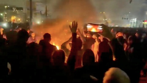 Eine Aufnahme, die in den sozialen Medien kursiert, zeigt Demonstranten, die um ein Lagerfeuer herum tanzen und jubeln, während sie trotz der zunehmenden Razzien auf die Straße gehen, während die Islamische Republik vom Rest der Welt abgeschnitten bleibt, in Teheran, Iran.