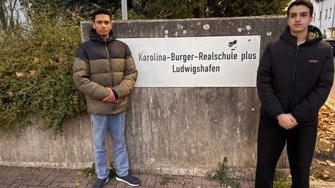 Wisdun Osakue (links) ist stellvertretender Schülersprecher der Karolina-Burger-Realschule - auch Saif Bencherif (rechts) engagiert sich bei der Schülervertretung.
