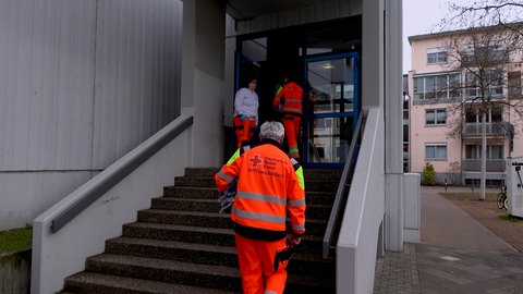 Karolina-Burger-Realschule plus Ludwigshafen Einsatzkräfte auf dem Weg in die Schule