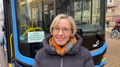 In Speyer werden nur noch Elektrobusse eingesetzt. 29 E-Busse fahren auf den neun Stadtlinien. Darüber freut sich Oberbürgermeisterin Stefanie Seiler (SPD).