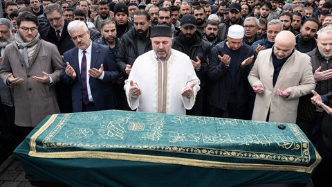 Menschen beim Totengebet für Serkan C. in Ludwigshafen