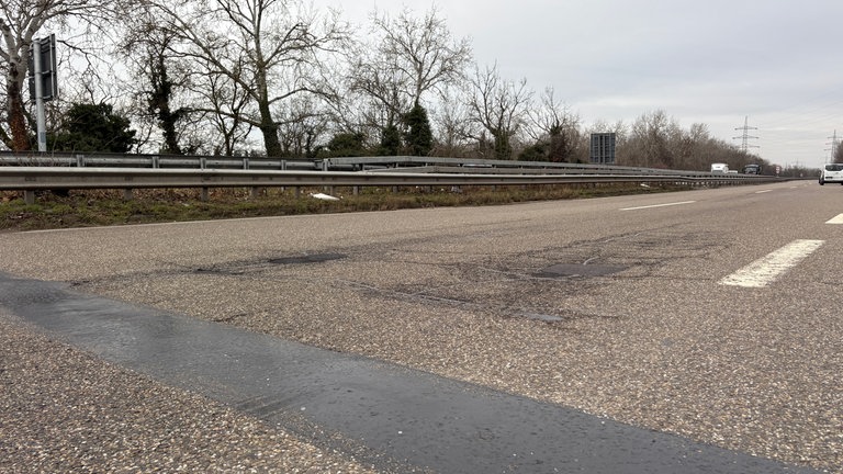 Straßenschäden auf Landstraße