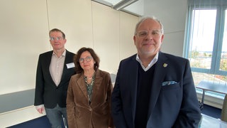 Rechts im Bild steht Landrat Hans-Ulrich Ihlenfeld (CDU),  in der Mitte Heike Arend vom Landkreistag (SPD) und links der Verwaltungsdirektor des Kreiskrankenhauses Grünstadt nach der Pressekonferenz in Grünstadt: sie fordern Klarheit, wie Kreiskliniken und Katastrophenschutz im Land ausreichend finanziert werden können und benötigen dafür Fördermittel vom Land.